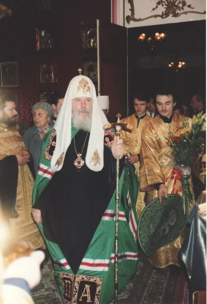 Патриарх Алексий II в храме во время визита