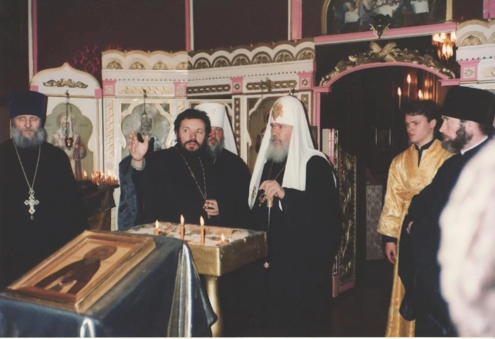 Святейший Патриарх Алексий II с духовенством в Свято-Сергиевском храме, 1994 год