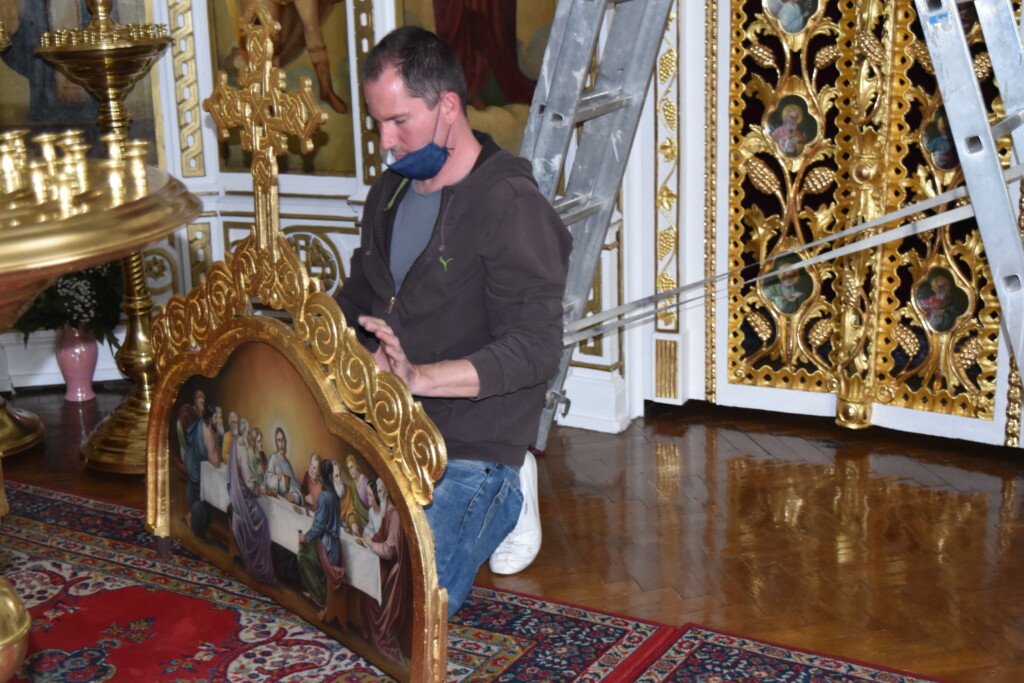 Иконостас в лесах во время работ